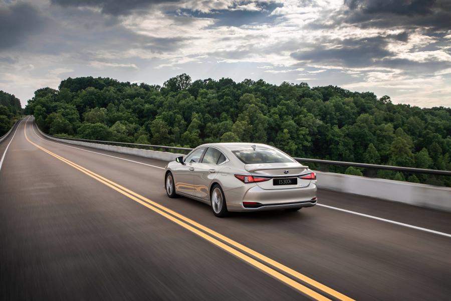  Lexus ES300h 2018 года  (NA) (фото 40 из 41)